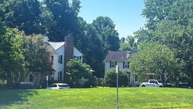 Foto del edificio - 5808 Waterdale Ct