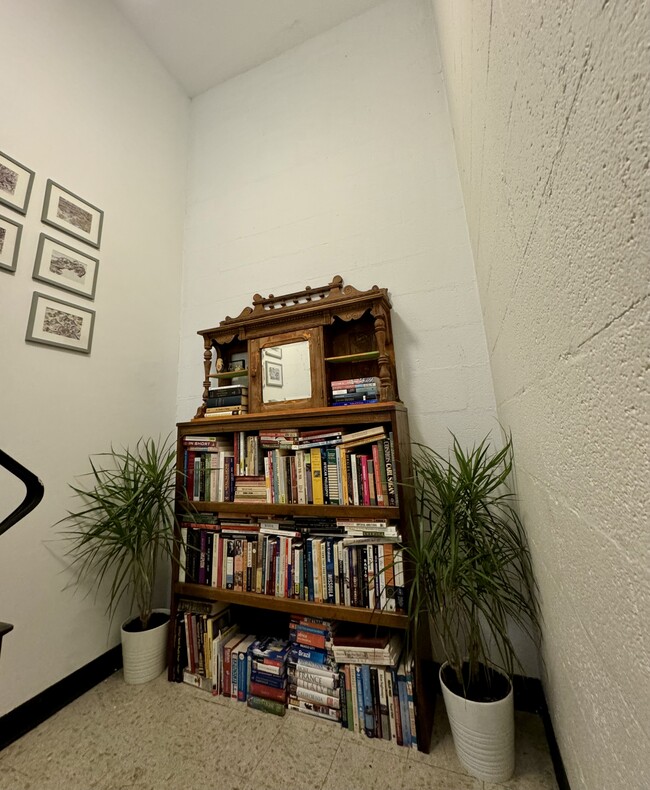 Building Photo - 212 Giles St Furnished Free Parking