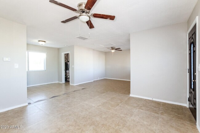 Building Photo - 2202 E Marmora St