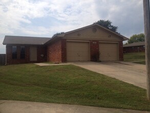 Building Photo - 3024-3024B Laura Ln