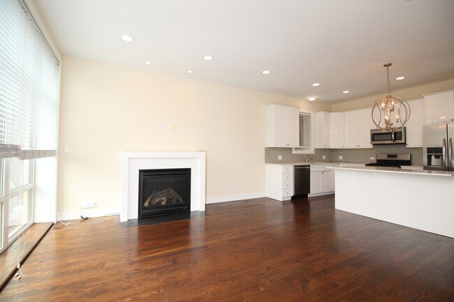 Foto del edificio - 3643 W Montrose Ave