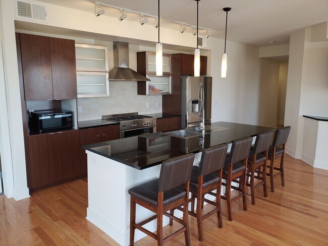 Foto del edificio - Beautiful 2-bed, 2-bath condo in Jefferson Park