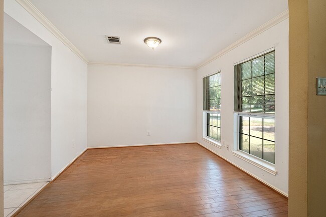 Foto del edificio - Charming Home in Prime Location with Green...