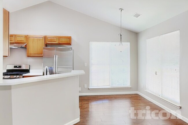 Foto del edificio - 5743 Village Loop