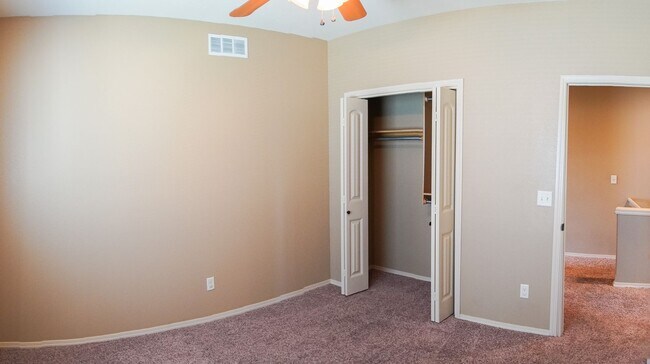 Foto del edificio - 3-Bed Duplex w Garage + Fenced Yard