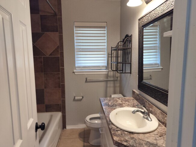 Foto del edificio - 3 Bedroom, 1 bathroom house in Edmond, OK with central heat and air