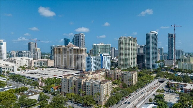 Building Photo - 520 SE 5 Ave