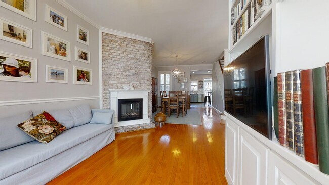 Building Photo - 1114 G St NE