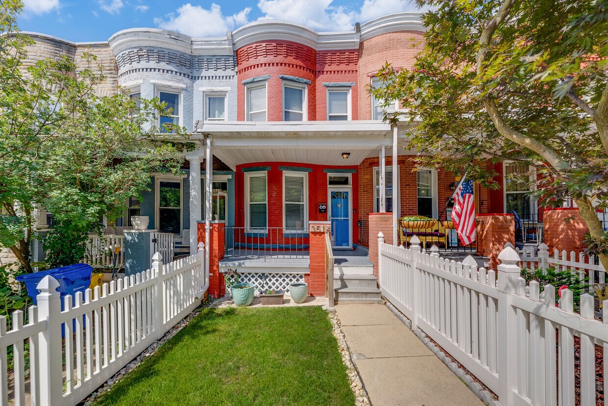 Primary Photo - 3514 Roland Ave
