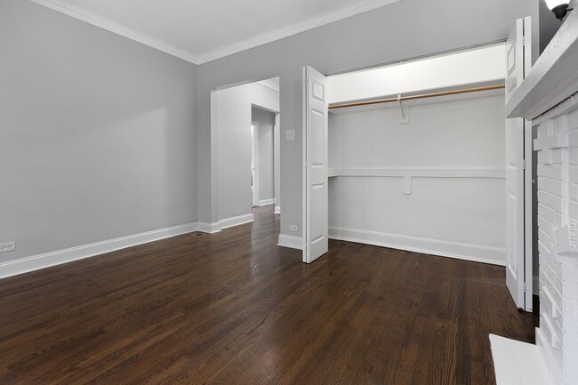 Building Photo - 1114 W Glenlake Ave