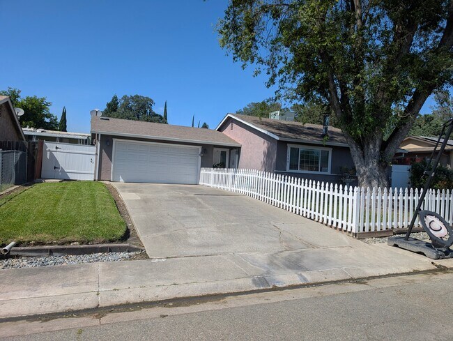 Foto del edificio - 2689 Forestview Dr