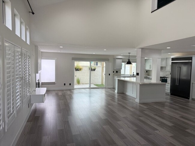 Building Photo - 2457 Calle Montella