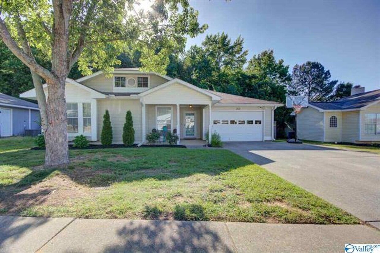 Foto principal - THREE BEDROOM/TWO BATH SPACIOUS RANCH - GR...