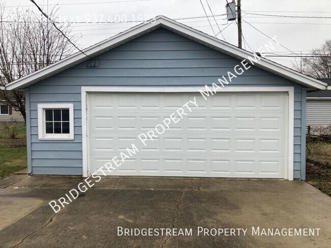 Building Photo - Nice 3 bedroom, 1 bath house with 2 car de...