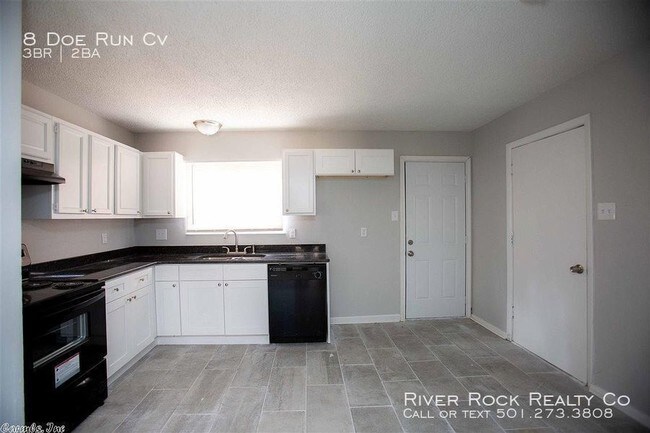 Building Photo - 8 Doe Run Cv - 3 beds, 1 full and 1 half bath