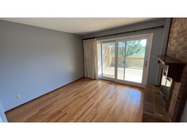 Building Photo - Awesome Townhome - right on the golf course!