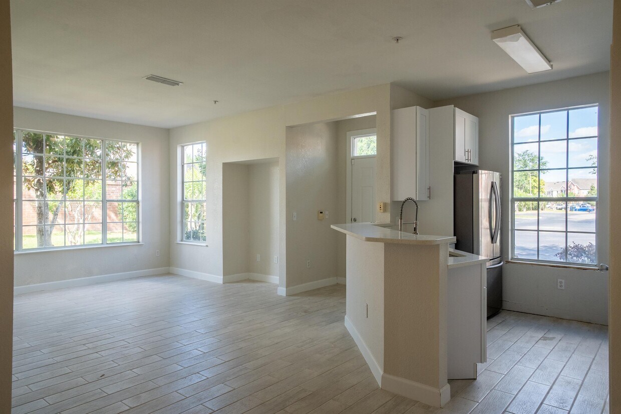 Foto principal - 9053 Lee Vista Blvd