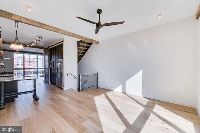 Foto del edificio - 774 Girard St NW