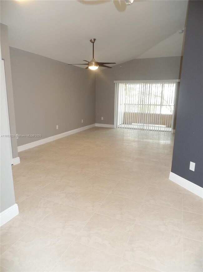 Foto del edificio - 2880 N Oakland Forest Dr