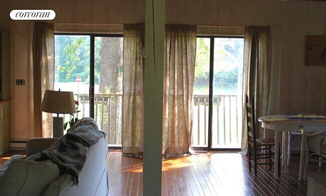 Building Photo - 12 Manhanset Rd