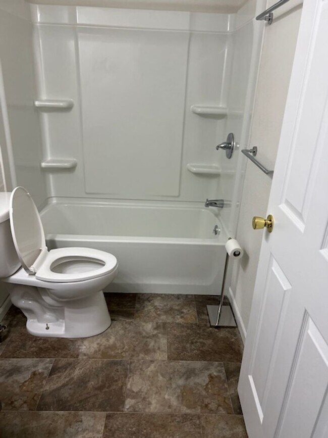 Building Photo - 2 bedroom 1 bath duplex with office