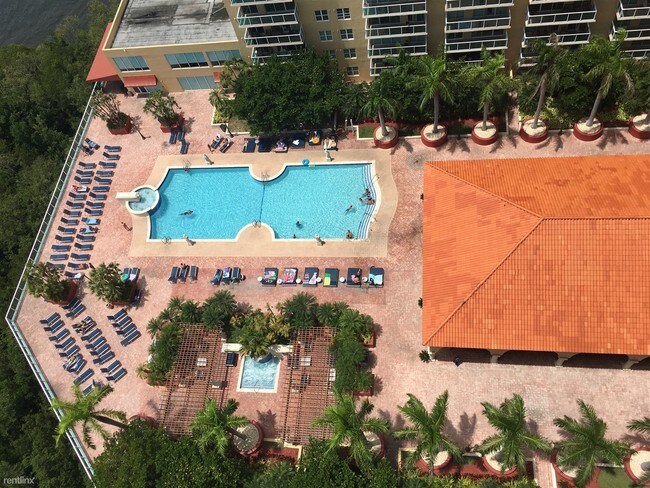Foto del edificio - 16900 N Bay Rd