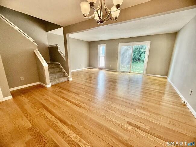 Building Photo - 562 Oak Ave
