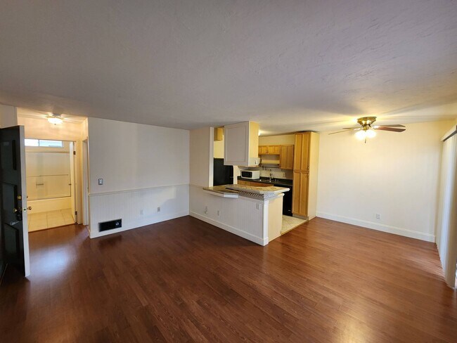 Foto del edificio - Upper Unit in Carrol Canyon Gardens