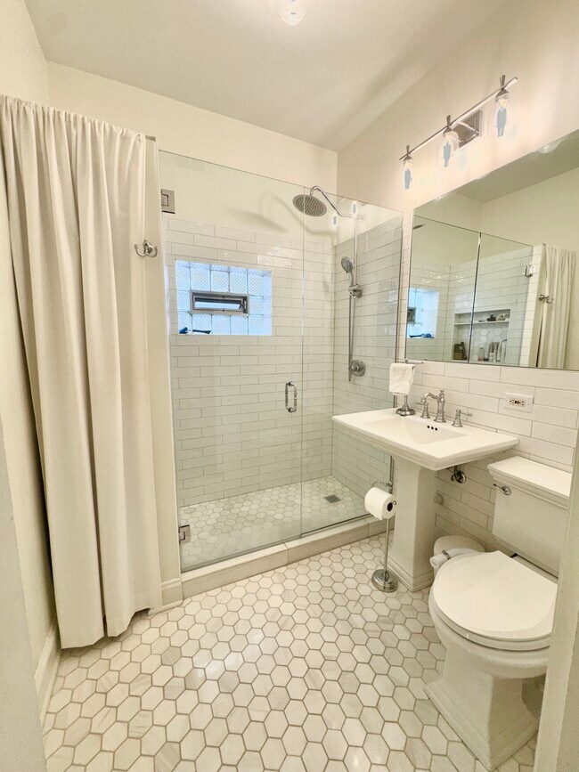 Foto del edificio - 2045 W Augusta Blvd