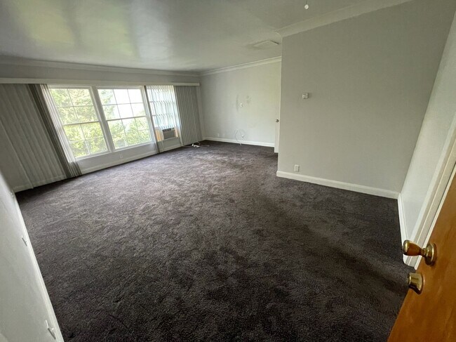Foto del edificio - 5848 Woodman Ave