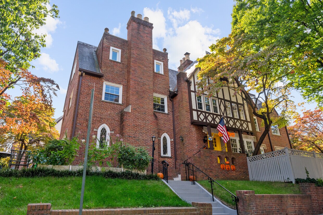 Photo - 4400 Q St NW (Washington, DC)
