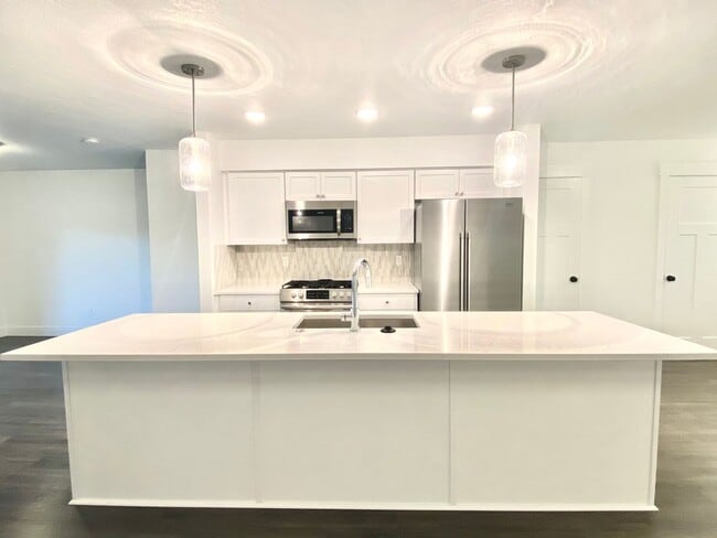 Building Photo - LUXURY TOWNHOME IN SANDY, OR!! Special Off...