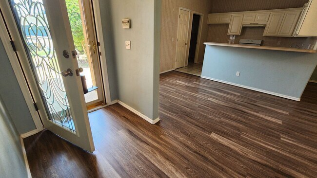 Building Photo - 3 Bed 2 Bath Home!  Half off on the first ...
