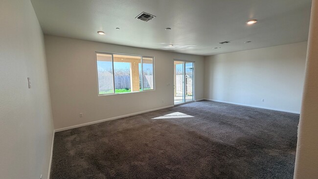 Building Photo - 5 Bed/ 2 Bath AVAILABLE NOW!