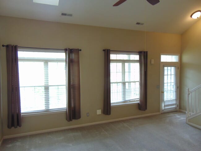 Building Photo - 129 E Bay Dr