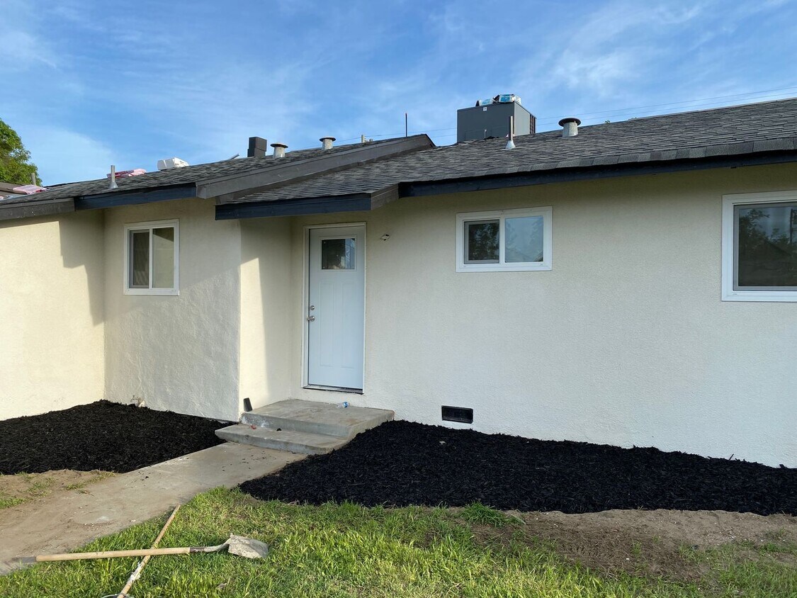 Foto principal - 4 Bedroom 2.5 Bath Home