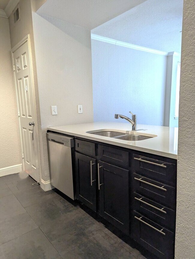 Foto del edificio - Updated 1x1 Sunroom, updated kitchen, bath...