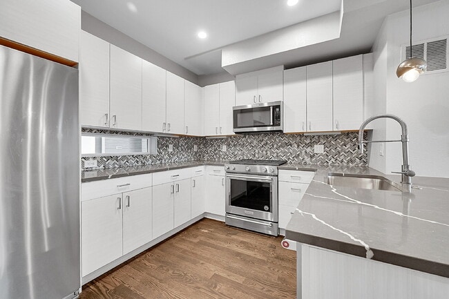 Building Photo - $2,695.00 - $500 OFF, First Month Rent - 2...