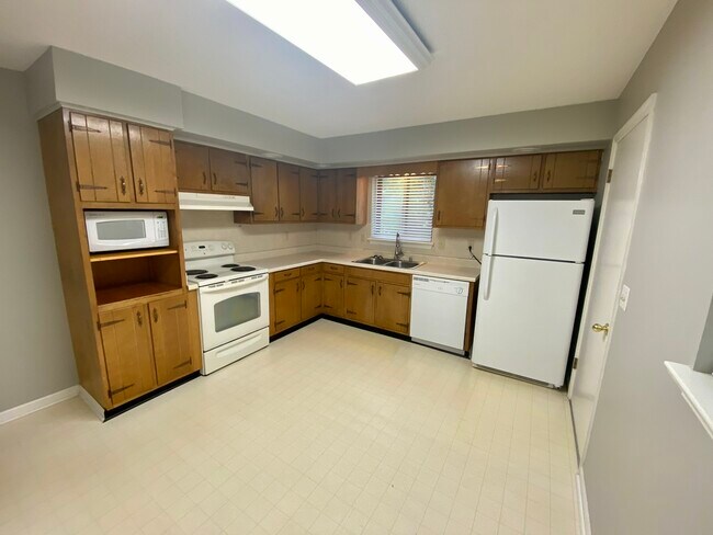 Building Photo - 1443 Palisades Rd