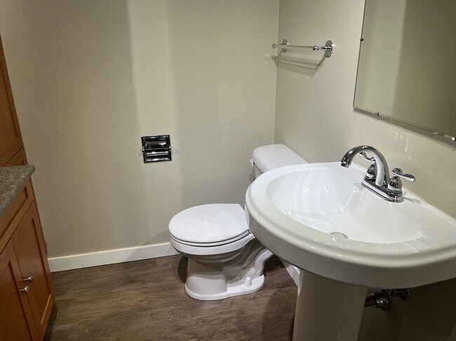 Photo du bâtiment - 2 Bed 1 Bath Unit in Red Deer, AB