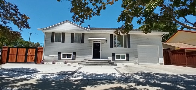 Building Photo - 3947 Vía Milano