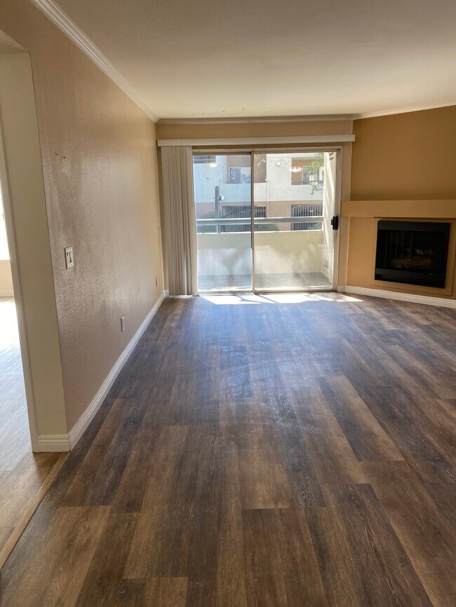 Living Room - 5510 Owensmouth Ave