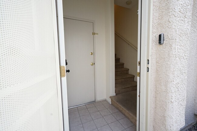 Foto del edificio - NO SHOWINGS until 5/1/2026