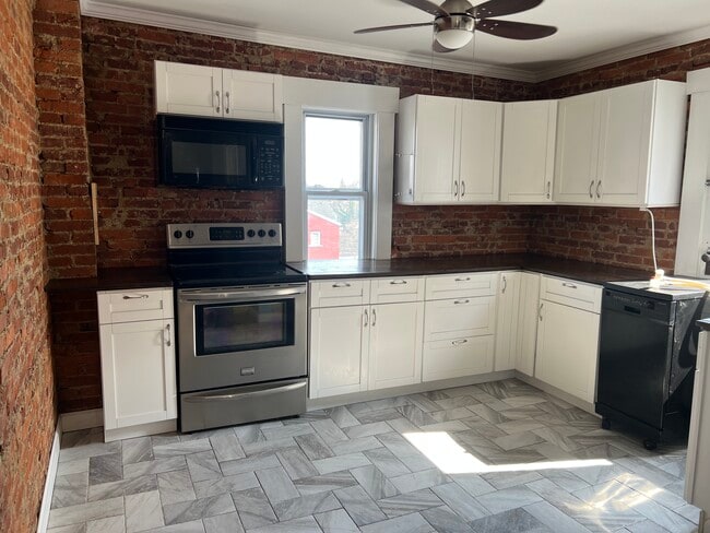 Building Photo - 441 New Dorwart St