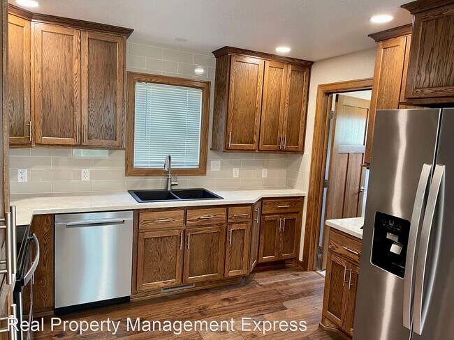 Foto del edificio - 3 br, 1.5 bath House - 1328 E 6th St