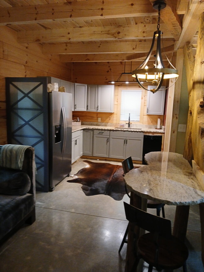 Foto del edificio - 130 Forest Ridge Dr