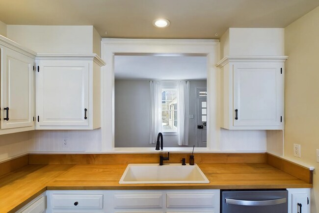 Building Photo - 406 E Orange St