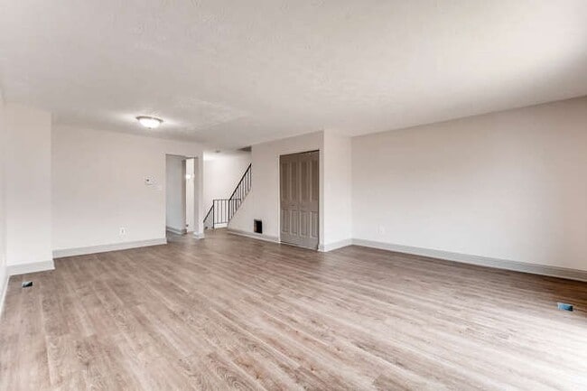 Building Photo - 1048 Lake Front Dr