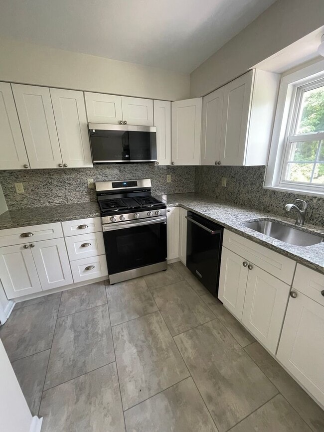Foto del edificio - 3 Bed 1.5 Bath Updated Townhouse in Manche...