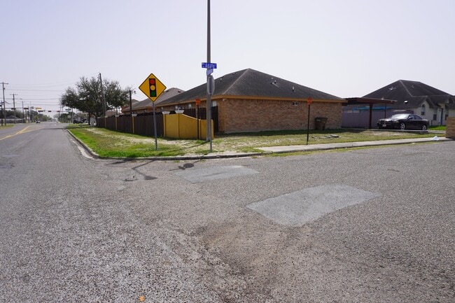 Building Photo - 712 Agate St